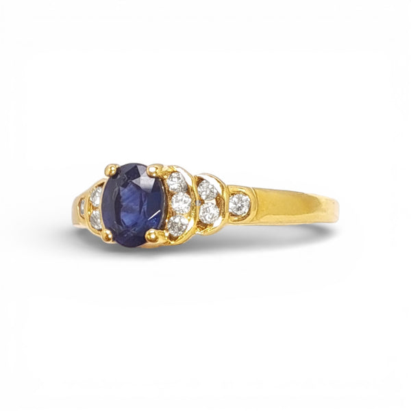 Vintage 18ct Yellow Gold Oval Sapphire & Tiered Diamond Ring